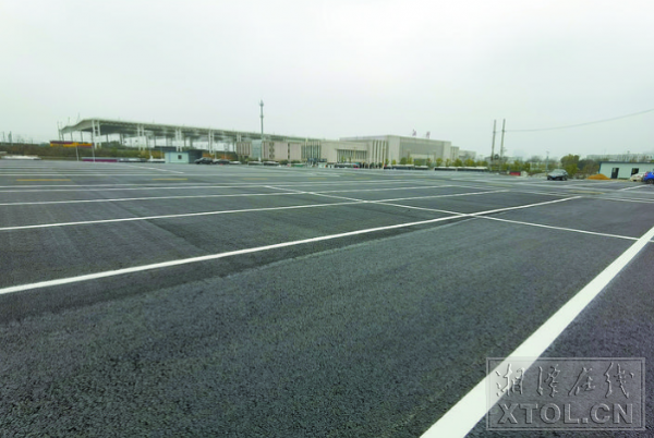 湘潭火車站南廣場公交站場修葺一新，只等公交車輛入駐。（記者 譚濤 攝）