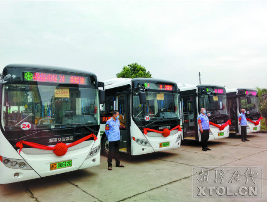 全新的24路純電動公交車整裝待發(fā)。（記者 譚濤 攝）