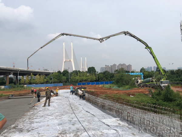 三大橋河?xùn)|匝道建設(shè)工程完成南北匝道橋面鋪筑。