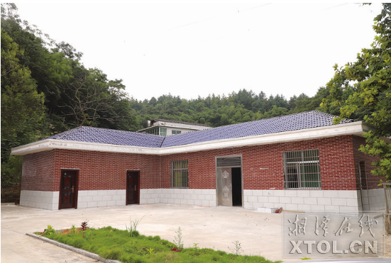 加大對對口幫扶村的基礎設施建設和產業(yè)幫扶資金支持。圖為湘鄉(xiāng)市月山鎮(zhèn)紅日村新修建的組織活動場所。