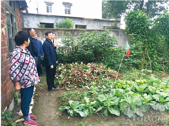 湘潭城發(fā)集團黨委副書記、總經理程獻來到陳高家中走訪，了解生產生活情況。