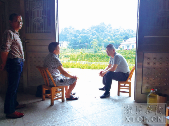 湘潭城發(fā)集團黨委書記、董事長黃勁松開展結對幫扶走訪，與陳連華促膝交談。
