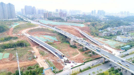三大橋河?xùn)|匝道路面工程進(jìn)入掃尾階段。（羅韜 攝）.jpg