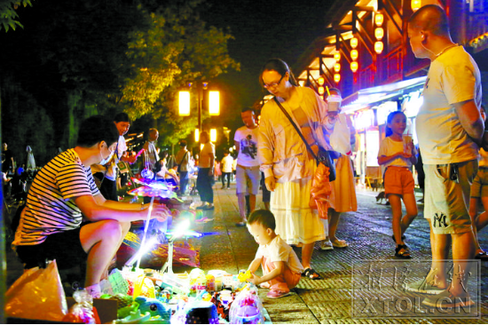 夜晚的窯灣燈火通明非常熱鬧，許多市民在這里散步、購物。（記者 羅韜 攝）
