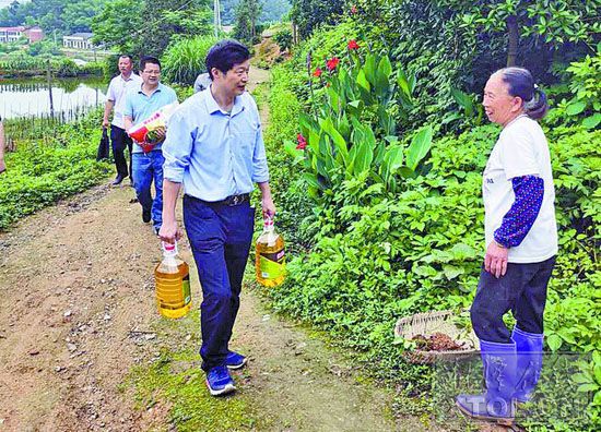 “戶幫戶親幫親，互助脫貧奔小康”，開展走訪慰問(wèn)。