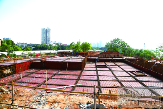 湘江河東風光帶二期公園配套服務設施（城發(fā)晴溪）項目正進行地下室基礎施工。（羅韜 攝）