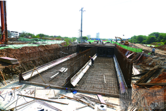 愛勞渠黑臭水體基礎治理工程正進行低排閘箱涵澆筑。（羅韜 攝）