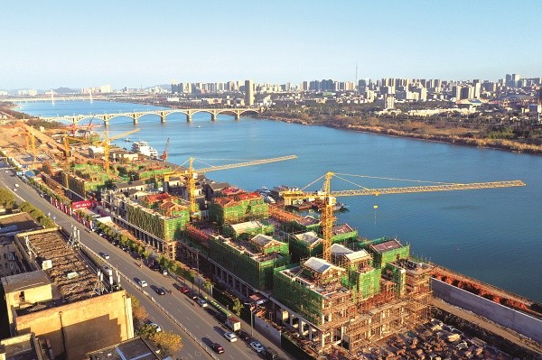十八總商業(yè)街建設(shè)如潮，文旅展示區(qū)、民宿體驗(yàn)區(qū)已實(shí)現(xiàn)對(duì)外開放。(1).jpg