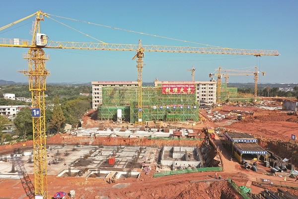 湘潭大學(xué)附屬實(shí)驗(yàn)學(xué)校項(xiàng)目火熱建設(shè)中。（方陽(yáng)  攝）(1).jpg