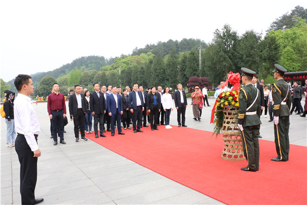 城發(fā)集團參學(xué)人員整齊列隊，瞻仰毛澤東銅像，敬獻花籃。.JPG
