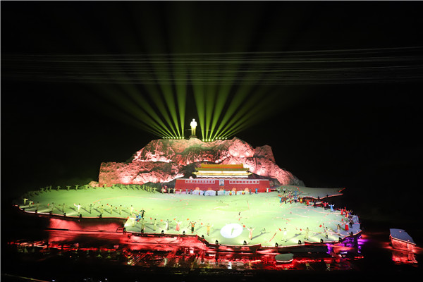 城發(fā)集團參學(xué)人員觀看紅色實景演出《中國出了個毛澤東》。.JPG