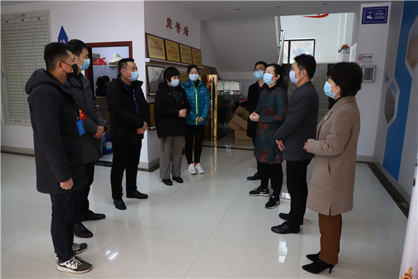 集團黨委副書記、監(jiān)事會主席唐世榮到聯(lián)點社區(qū)橋灣社區(qū)看望一線防疫工作者，贈送物資.jpg