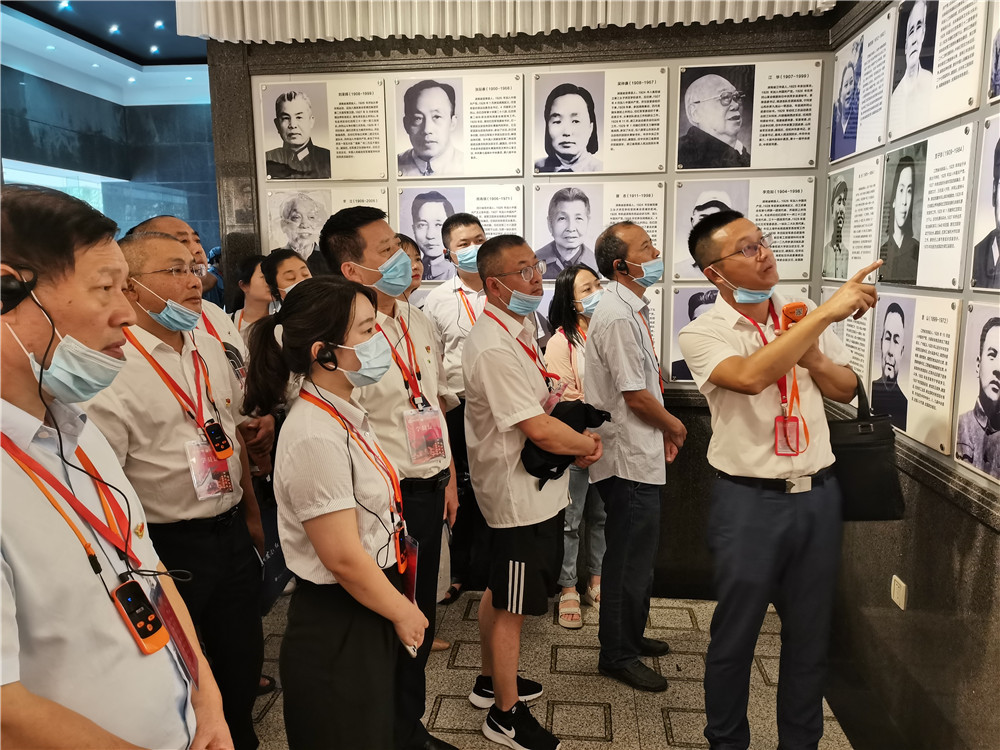 學(xué)員們在北山革命烈士陵園認真聽老師講黨史故事。_副本.jpg