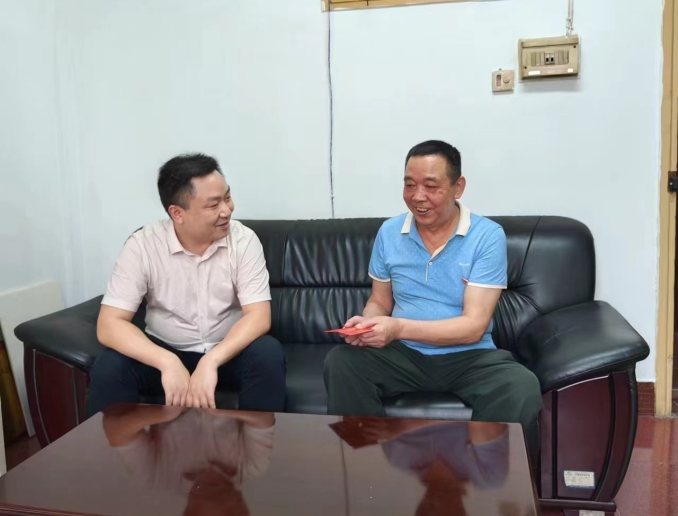 第17張：集團(tuán)黨委委員、紀(jì)委書(shū)記肖崢慰問(wèn)城發(fā)交運(yùn)集團(tuán)困難黨員楊國(guó)生.jpg
