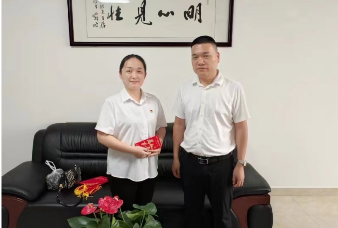 第14張：集團(tuán)黨委委員、副總經(jīng)理黃立新慰問(wèn)城發(fā)交運(yùn)集團(tuán)困難黨員張岱.jpg