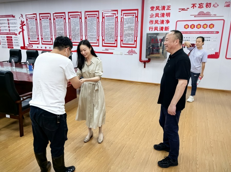 第12張：集團(tuán)黨委委員、總會(huì)計(jì)師王維慰問(wèn)城發(fā)紅旅集團(tuán)困難黨員唐文城.jpg