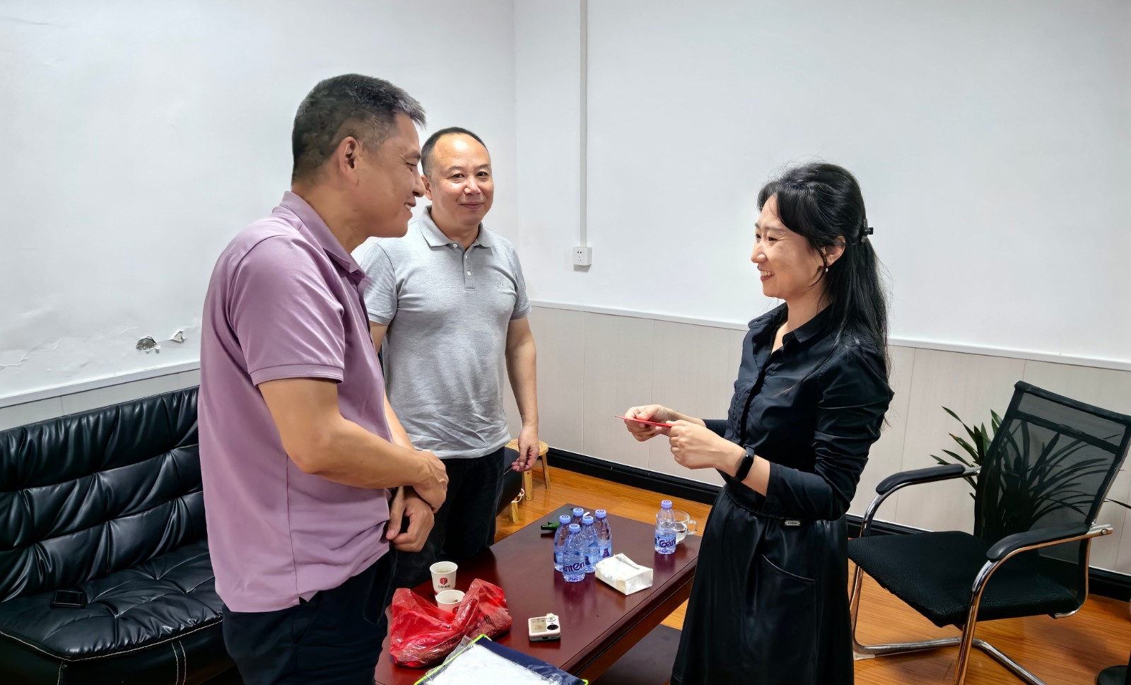 第15張：l集團(tuán)黨委委員、副總經(jīng)理王湘雷慰問(wèn)城發(fā)紅旅集團(tuán)困難黨員戴靈芝.jpg