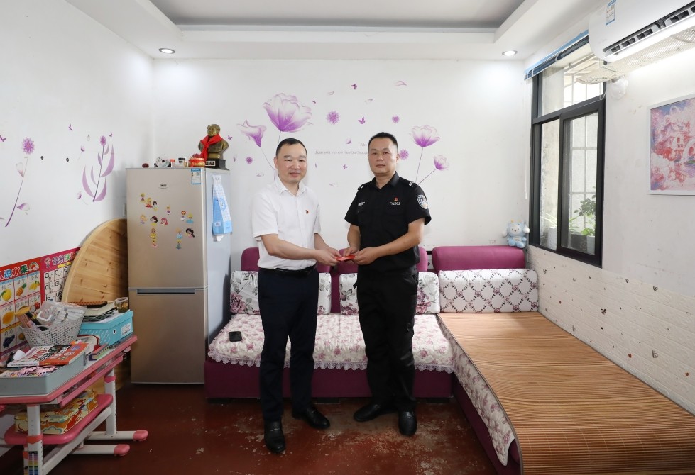 第8張：集團(tuán)黨委委員、副總經(jīng)理胡繼軍慰問(wèn)城發(fā)湘盾集團(tuán)困難黨員戴力強(qiáng).jpg
